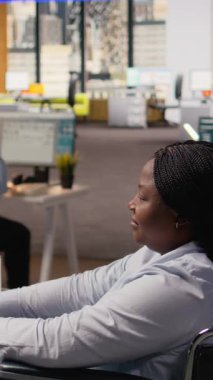 Parapleji hastası bir mühendis ileri güneş pili teknolojisini değerlendiriyor. Temiz enerji cihazı. Tekerlekli sandalye testlerinde özürlü Ar-Ge uzmanı güneş paneli lambası prototipi, kamera A