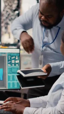 Teknisyenler gelişmiş güneş pili teknolojisini, temiz enerji tabanlı cihazı değerlendirmek için birlikte çalışıyorlar. Araştırma ve geliştirme bürosu çalışanları güneş paneli lambası prototipini test ediyor, güç çıkışını kontrol ediyor, kamera B