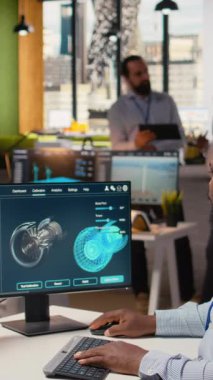 Mühendis türbin bileşenini maksimum sürdürülebilirlik için makine öğrenmesiyle güncelliyor. Afro-Amerikalı adam, yapay zeka teknolojisini aerodinamiği geliştirmek, temiz enerji üretimini arttırmak ve kamera A 'yı geliştirmek için kullanıyor.