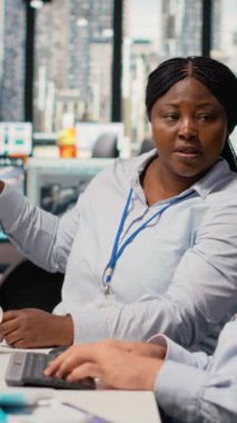 Ar-Ge ekibi güneş paneli üretimini optimize ederek temiz enerji yeniliği ve sürdürülebilir endüstri uygulamaları üzerinde çalışıyor. Yenilenebilir enerji uzmanları güneş enerjisi üretimi, kamera B