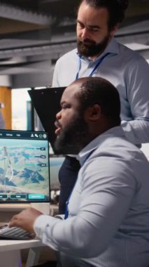 Mühendislerden oluşan bir ekip daha fazla yeşil enerji üretmek için elektrik şebekesi ve rüzgar çiftliği planını optimize etmek için beyin fırtınası yapıyor. Ar-Ge çalışanları elektrik hatları ve fütüristik rüzgar türbini simülasyonu yapıyor. Kamera A.