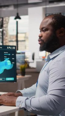 Ofisteki yenilenebilir enerji mühendisi yel değirmeni tarım altyapısını çevre dostu türbinlerle güncelliyor. Ar-Ge çalışanı rüzgar enerjisi üretimi ekipmanları için sürdürülebilir materyalleri araştırıyor. Kamera A