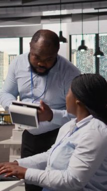 Mühendislik ekibi taşınabilir güneş enerjisi cihazının ışığını açıyor, batarya seviyesi performansını test ediyor. Takım çalışması Ar-Ge ofis arkadaşları güneş ışığında çalışan güneş pili prototipi, kamera A 'yı tasarladılar.