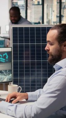 Yenilenebilir enerji araştırmacısı güneş panellerini otomatik hale getirmek için simülasyon yazılımı kullanıyor. Montaj ve rüzgar türbinleri tarım altyapısını geliştiriyor, yeşil endüstri verimliliğini arttırıyor, kamera A