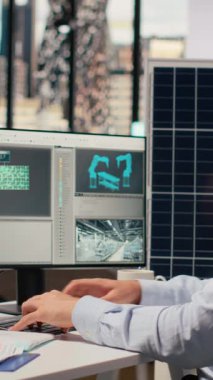 Sürdürülebilirlik uzmanı güneş paneli montajı için üretim hatları tasarlamak için sinirsel ağ teknolojisi kullanır. Çalışan, güneş pillerini geliştirmek, temiz enerji üretimini iyileştirmek ve B kamerasını geliştirmek için derin öğrenim kullanır.