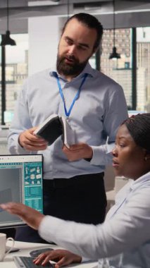 Yenilikçi güneş enerjili cihaz prototipi için mühendislerden oluşan bir ekip beyin fırtınası yapıyor. Araştırma ve Geliştirme Ofisi çalışanları verimliliği arttırmak için taşınabilir güneş paneli aygıtı denemesi yapıyorlar. Kamera A