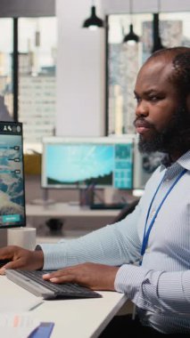 Çevresel performansı artıran teknoloji geliştirmek için elektrik hatları direği CAD tasarımı üzerinde çalışan bir mühendis. Ar-Ge uzmanı, iletim kulesi ve kamera A için yenilikçi materyallerle geliyor.