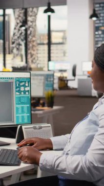 Gelişmiş güneş pili teknolojisini kullanarak yeşil enerji tabanlı bir cihaz üretiyor. Afrikalı Amerikalı kadın güneş paneli lambasının prototipini test ederek güç çıkışını maksimuma çıkardı, kamera A