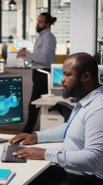 Ar-Ge çalışanı türbinler için sürdürülebilir materyalleri araştırıyor, rüzgar çiftliği planlarını optimize ediyor. Yenilenebilir enerji mühendisi yel değirmeni çiftliğini yeniliyor, temiz enerji çözümleri geliştiriliyor, kamera A