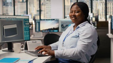 Happy ürün geliştiricisi, sürdürülebilir enerji tabanlı cihaz yaratmak için gelişmiş güneş pili teknolojisini kullanıyor. Gülümseyen Ar-Ge uzmanı güneş paneli lambası prototipini güç çıkışını maksimuma çıkarmak için test etti, kamera B