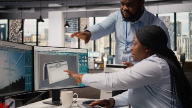 Mühendislik ekibi taşınabilir güneş enerjisi cihazının ışığını açıyor, batarya seviyesi performansını test ediyor. Takım çalışması Ar-Ge ofis arkadaşları güneş ışığında çalışan güneş pili prototipi, kamera A 'yı tasarladılar.