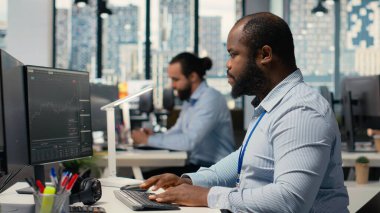 Bilgisayar korsanlarının sisteme sızmak için kullandıkları güvenlik uyarısından korkan tüccar. Komisyoncu şirket çalışanı siber saldırıya cevap veriyor. Müşteri hesabını izinsiz erişimden koruyor.