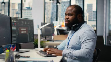 Prop firması simsarı, yazılım arayüzünde yapılan şüpheli giriş uyarısıyla panikledi. Komisyon çalışanı güvenlik uyarısı görüyor yetkisiz giriş aktivitesi uyarısı