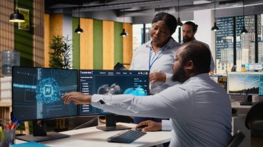 İş arkadaşları rüzgar türbinini daha sürdürülebilir yapmak için yapay zeka teknolojisi kullanır, karbon ayak izini azaltır. Ar-Ge uzmanlarının beyin fırtınası yapması, çevre dostu yel değirmeni parçalarını yapay zekayla test etmesi, kamera A