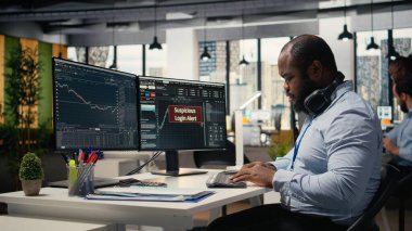 Ofisteki tüccar, ticaret platformunda hata düzeltmeye çalışan şüpheli giriş uyarısı tespit etti. Borsacı yetkisiz giriş aktivitesi için güvenlik uyarısı görüyor