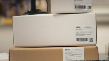 Modern dağıtım merkezini gösteren boş bir ticaret deposu, envanter kontrolü ve hava yolu faturası işleme için donanımlı endüstriyel alanda sipariş veriliyor. Verimli depo.