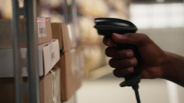 Lojistik personelinin envanter kaydı için havayolu faturalarını taraması, tabletteki ithalat ihracat sistemindeki kayıtları güncellemesi. Endüstriyel depoda e-ticaret operasyonları. Kamera B.