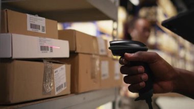 Lojistik personelinin envanter kaydı için havayolu faturalarını taraması, tabletteki ithalat ihracat sistemindeki kayıtları güncellemesi. Endüstriyel depoda e-ticaret operasyonları. Kamera A.