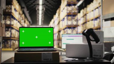 E- ticaret için raflar ve dağıtım araçları, sipariş ve kargo kutularının taşınması ile çevrili, krom anahtar ekran ile izole edilmiş bir çalışma istasyonuna sahip modern depo tesisi.