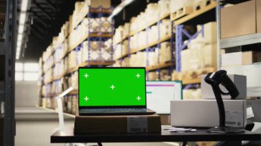 Laptop teslimat servisinde krom anahtarı olan tatbikat merkezi, masada tarayıcı ve bilgisayarla işlem emri. Güvenilir lojistik ve ambalajlı büyük iş etkinliği.