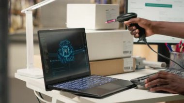 Adam yapay zeka ve tarayıcıyı beyin otomasyonlu bilgi takibi için kullanıyormuş. Yakındaki bir dizüstü bilgisayarda paket izleme yazılımı. Nöro ağ desteği ile çevrimiçi alışveriş. Kamera B.