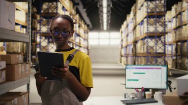 Çalışan, dolum merkezindeki karton kutularda barkod tarayıcısı kullanıyor. Organize raf, paket etiketleri ve güzergah planlaması verimli dağıtım ve sevkiyat desteği. Lojistik merkezi. Kamera A.