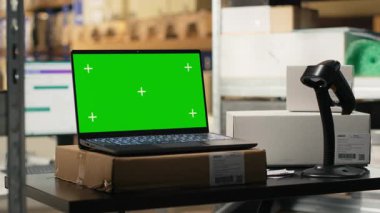 Dağıtım merkezinde krom anahtarı olan modern masa siparişi, perakende ihracat aktivitesi. Barkod izleme ve envanter kontrol sistemleri için endüstriyel alan. E-ticaret.