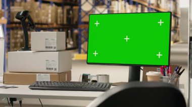 Tamamlama merkezinde bir monitörde fotokopi alanı olan işlem masası sipariş et, perakende ihracat işlemleri. Nakliye etiketleri, barkod izleme ve envanter kontrol sistemleri için alan.