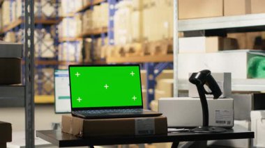 Çalışma istasyonunda izole edilmiş fotokopi cihazı olan boş depo odası, dijital arayüz modellemeleri için hazırlandı. Lojistik merkezi ortamı raflarda veya raflarda büyük paketler içerir.