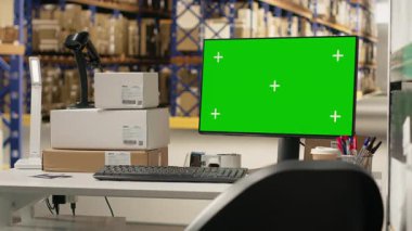 Masasında bir tarayıcı, güvenilir lojistik ve ambalaj ile ekspres dağıtım ve sipariş işleme desteğine sahip tamamlama merkezi.