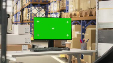 Büyük ölçekli günlük operasyonlar için kullanılan yeşil ekranlı boş nakliye tesisi, rafları ve rafları malzeme depolamak için kullanılan endüstriyel depo. Tatmin merkezi dağıtım merkezi, e-ticaret.