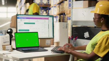 Kadın depo görevlisi ekranda krom anahtarın yanındaki etiketleri kontrol ediyor, depoda endüstriyel depolama raflarıyla çalışıyor. Dağıtım ve e-ticaret ile tatmin merkezi ilgilenir. Kamera B.