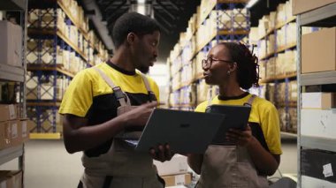 Depo çalışanları paketleri denetliyor. Cihazlar hakkında bilgi topluyor, sevkiyat için kargo hazırlıyor. Depodaki dağıtım işlemlerini envanter işleme araçlarıyla yürüten insanlar. Kamera A.