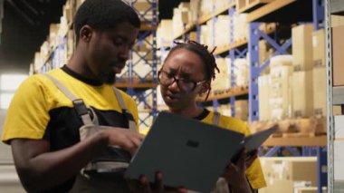 Geniş işletme deposu personeli sipariş işlemlerini dizüstü bilgisayarla, dağıtım prosedürleriyle ve depolama merkezinin raflarıyla hallediyor. Paketleme. Kamera B.