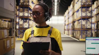 Çağrı merkezi kadın çalışanı bir depoda müşterilere yardım ediyor, paketlerdeki etiketleri ve raf ünitelerini kontrol ediyor. Genç yetişkinlerin sorunlarını çözmesi ve doğumla ilgili gecikmeler. Kamera A.