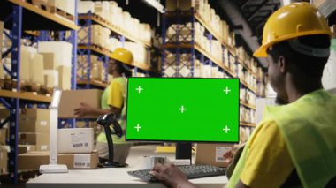 Adam dağıtım faaliyetlerini ve bilgisayar modellemelerini denetliyor, e-ticaret endüstrisi için büyük ölçekli endüstriyel operasyonlarda çalışıyor. Raflarda kutular olan bir depo. Kamera A.