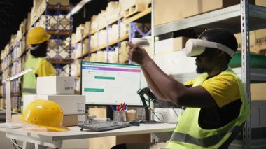 3 boyutlu simülasyon için VR kullanan Afro-Amerikan işçiler. AI metaverse tarafından destekleniyorlar. Emri yerine getiriyorlar ve envanter kontrolü yapıyorlar. Sevkiyat için paket takibi. Kamera A.