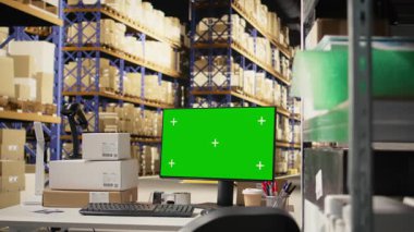 Bilgisayarında sahte kroma anahtarı olan endüstri deposu, raflarda yer alan, barkod tarayıcıları ve sipariş tamamlamak için ambalaj malzemeleri. Büyük ölçekli e-ticaret sevkiyatı.