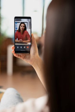 Uzaktan kumandalı iş arkadaşıyla cep telefonunda konuşan serbest çalışan bir kadın. Elinde akıllı telefonla profesyonel serbest çalışan, kadın yatırımcıyla sanal konuşma sırasında beyin fırtınası yapan bir iş adamı..