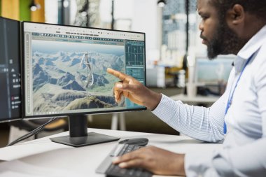Verimliliği ve çevresel performansı artırmak için gelişmiş rüzgar türbini modellerini analiz eden mühendise yaklaş. Tasarımcı CAD yazılımında daha yüksek temiz enerji verimliliğine sahip yenilikçi VAWT türbini oluşturdu