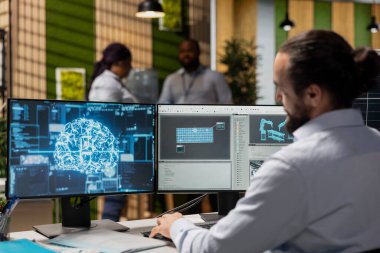 Yazılım geliştiricisi güneş paneli hücreleri tasarlamak için AI LLM asistanı kullanıyor. İşçi, güneş paneli üretimi için robotik kol sistemleri geliştirmek için sinirsel ağ makinesi kullanıyor