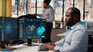 Mühendis türbin bileşenini maksimum sürdürülebilirlik için makine öğrenmesiyle güncelliyor. Afro-Amerikalı adam, yapay zeka teknolojisini aerodinamiği geliştirmek, temiz enerji üretimini arttırmak ve B kamerasını geliştirmek için kullanıyor.
