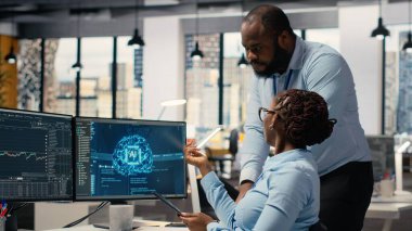 Ekip elemanları, yapay zeka teknolojisiyle ticari operasyonları garantiye alıyor. Borsa portföy pozisyonlarını analiz etmek için yapay zeka sohbet botu kullanan tüccarlar.