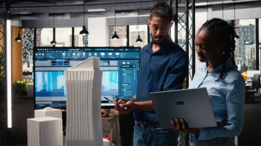 Ortadoğulu gayrimenkul müteahhidi, konut planı ve kentsel kalkınma planını meslektaşlarıyla tartışıyor. Emlak yatırımı.