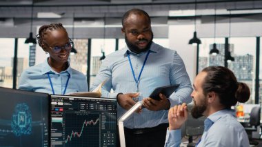 Dekor firmasındaki takım çalışanı simsarlar AI teknisyenlerine grafikleri yorumlaması, satın alma ve satışı optimize etmesi için baskı yapıyorlar. Komisyoncu iş arkadaşları beyin fırtınası yapıyor, kazancı maksimuma çıkarmak için derin öğrenme kullanıyorlar.