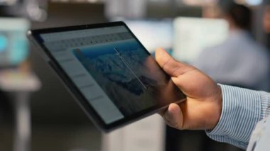 Jeneratör üzerindeki rüzgar enerjisi teçhizatının dijital modellemesini yapan çalışanları kapatın. Ofisteki teknisyen rüzgar türbini CAD tasarımı üzerinde çalışmak için tablet kullanıyor, yeşil enerji araştırması yapıyor.