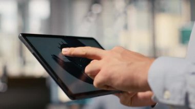 Sürdürülebilirliği maksimuma çıkarmak için türbin bileşenini analiz eden araştırmacıyı kapatın. CAD tasarımcısı bıçak aerodinamiklerini rafine etmek, temiz enerji çıkışını arttırmak ve B kamerasını geliştirmek için aygıt üzerinde uygulama kullanır.