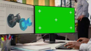 Mühendis, rüzgar türbinlerinin karbon ayak izini azaltmak için yeşil ekran modelleme bilgisayarında CAD uygulaması kullanıyor. Ar-Ge profesyoneli, çevre dostu yel değirmeni parçalarını kroma anahtarlı PC, kamera B 'de güncelliyor.