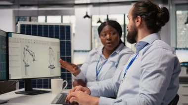 Ar-Ge departmanı iş arkadaşları sürdürülebilir güneş paneli üretimini optimize ederek yeşil enerji yeniliği üzerinde çalışıyorlar. Takım çalışması alternatif enerji uzmanları güneş üretimi ve kamera A 'yı geliştirdiler.