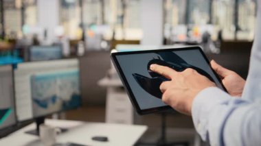 Sürdürülebilirliği maksimuma çıkarmak için türbin bileşenini analiz eden araştırmacıyı kapatın. CAD tasarımcısı bıçak aerodinamiğini rafine etmek, temiz enerji çıkışını arttırmak ve kamera A 'yı geliştirmek için aygıt üzerinde uygulama kullanır.